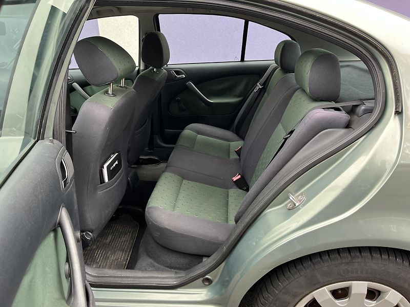 Škoda Octavia 1,6 MPi Ambiente/ servisní k. - fotka 13 z 28