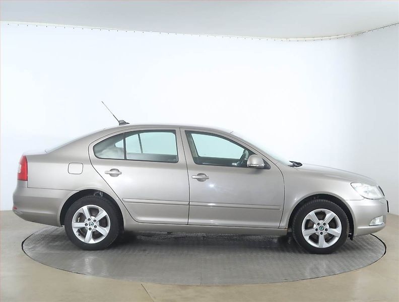 Škoda Octavia (2012) Ambition 2.0 TDI, Automat - fotka 6 z 17