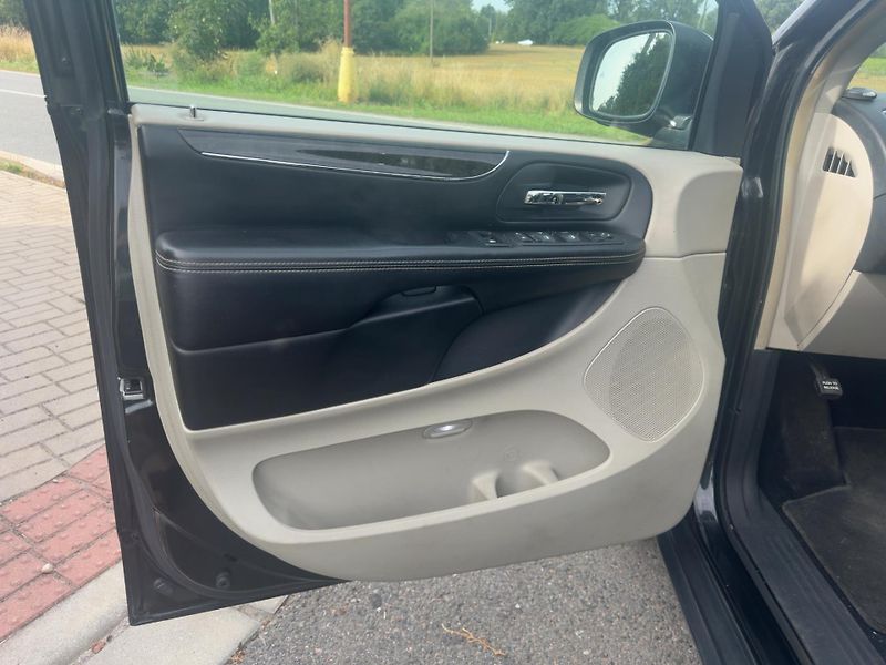 Lancia Voyager (2012)  Town 3,6 DVD Navi 2012 - fotka 15 z 20