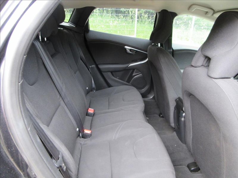Volvo V40 1,6 D D2, 84Kw, Klima, park.sy - fotka 16 z 28