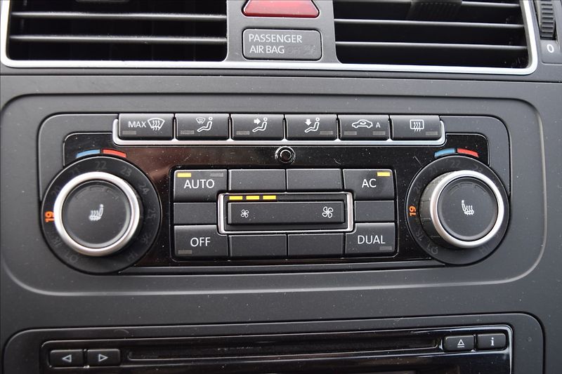 Volkswagen Touran 1,4 i 103KW AUTOMAT TAŽNÉ NAVI - fotka 30 z 44