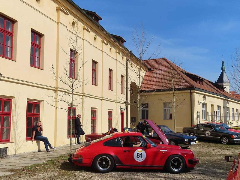 Michal a Jonáš Pavlíčkovi na startu. Rallye Spring Classic startovalo v sobotu 12. dubna dopoledne z jihočeského Tábora. Na trasu 231 kilometrů vyrazilo 100 posádek.