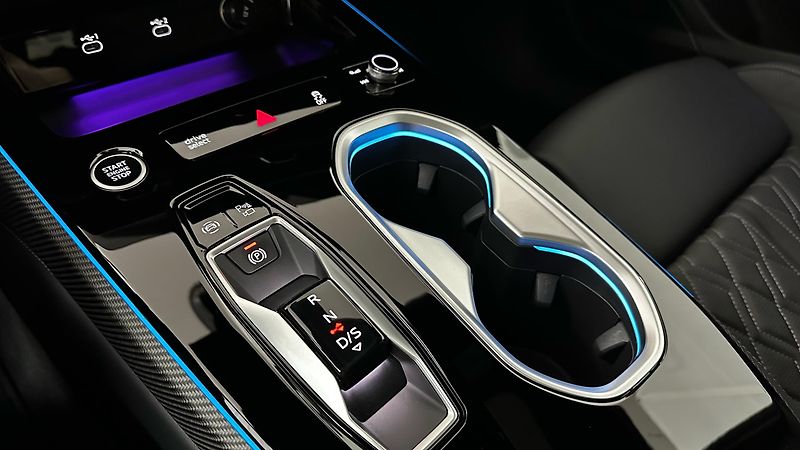 Audi A6 S-LINE / ZÁRUKA / TOP STAV - fotka 38 z 51