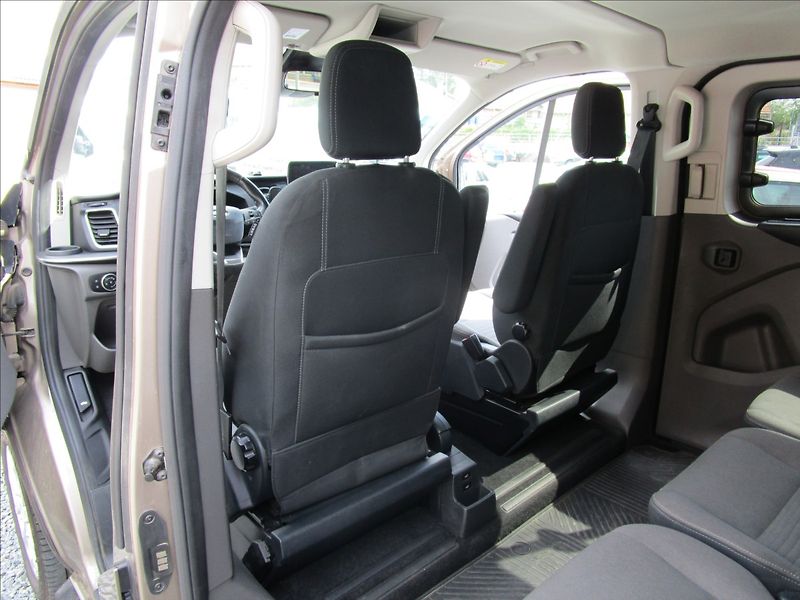 Ford Tourneo Custom 2.0TDCi L2 Titanium, 8 míst - fotka 31 z 57