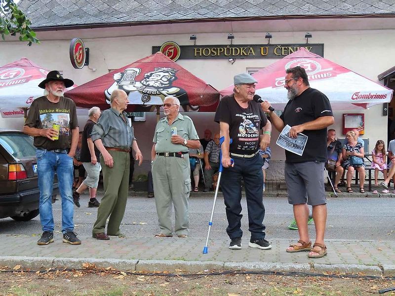 V pořadí 9. ročník srazu veteránů v Chýnově na Táborsku se v neděli 18. srpna dopoledne těšil velké návštěvnosti z řad účastníků i diváků.