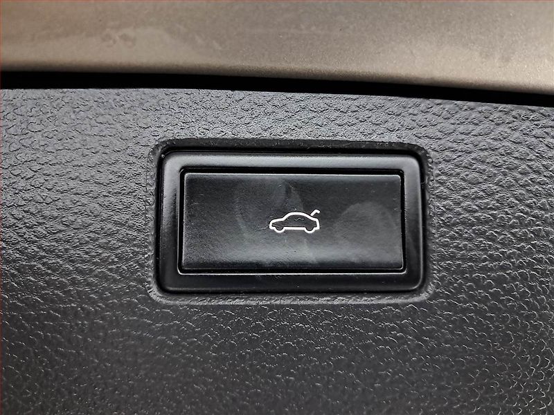 Volkswagen Passat (2013) 2.0 TDI, Automat, Navi, Xenony - fotka 16 z 23