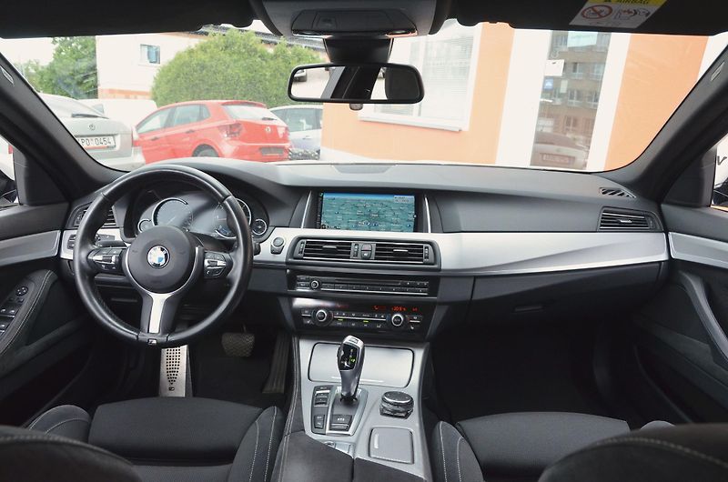 BMW Řada 5 (2016) 520d xDrive AT / ČR / M-PAKET - fotka 19 z 39