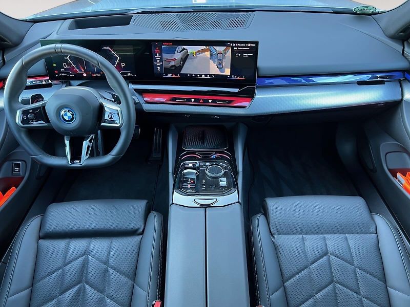 BMW Řada 5 (2024) 550e xDrive 360kW V6 M SPORT - fotka 9 z 21