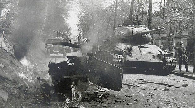 Tank T-34 v roce 1945 v ulicích Berlína., zdroj: Wikimedia Commons, neznámý autor, volné dílo