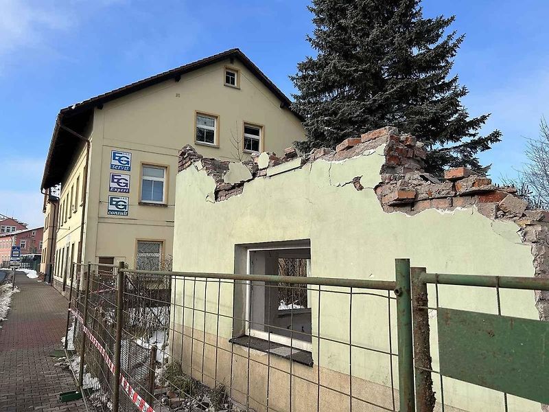 Kvůli stavbě dálnice D11 zbourali dělníci dům v Náchodské ulici v Trutnově Poříčí.