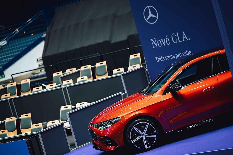 Mercedes-Benz letos odstartoval novou éru jako globální partner ženského tenisu (WTA). Své ambice v tomto sportu nyní potvrzuje i v České republice, kde v rámci ostravského turnaje představuje dvě klíčové novinky: novou generaci modelů GLB a GLC.