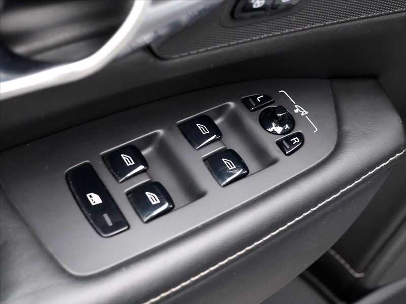 Volvo V90 2,0 D3 Drive-E Momentum Auto - fotka 16 z 38