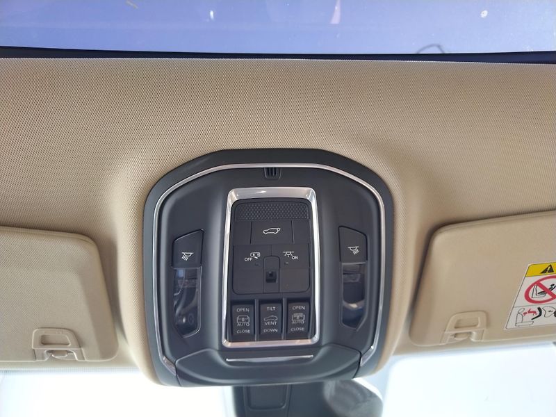 Jeep Grand Cherokee L 3.6 V6 Limited 7 míst. - fotka 22 z 28
