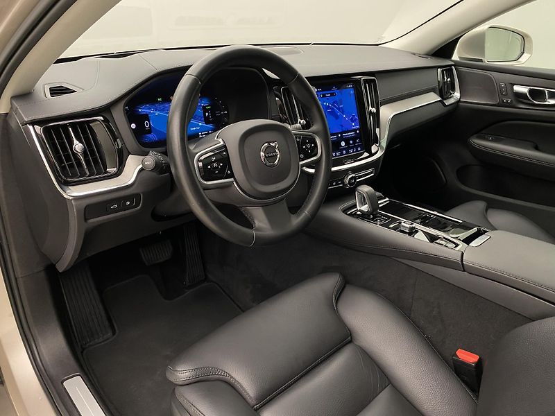 Volvo V60 T6 RECHARGE BRIGHT REZERVACE - fotka 4 z 65