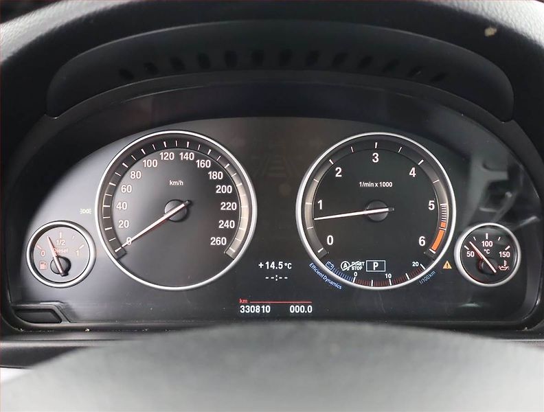 BMW Řada 5 (2013) 530d, Automat, Navi, Xenony - fotka 11 z 24