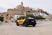 V polovině příštího roku se očekává i plug-in hybrid.