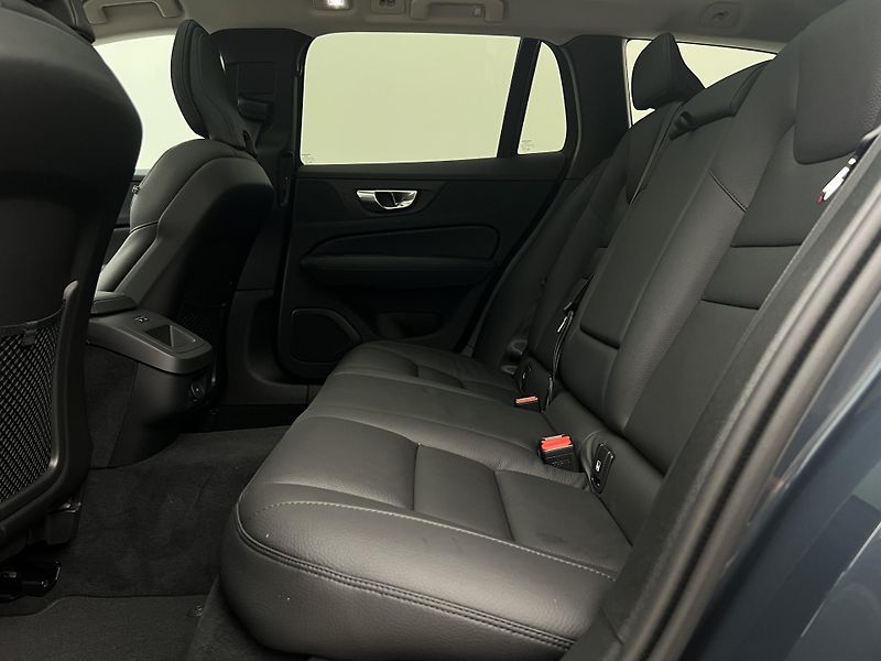 Volvo V60 B4 DARK PLUS AUT - fotka 6 z 45