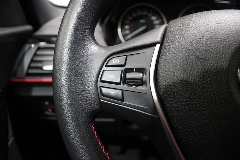 BMW Řada 2 2,0 220i 135KW cabrio - fotka 21 z 37