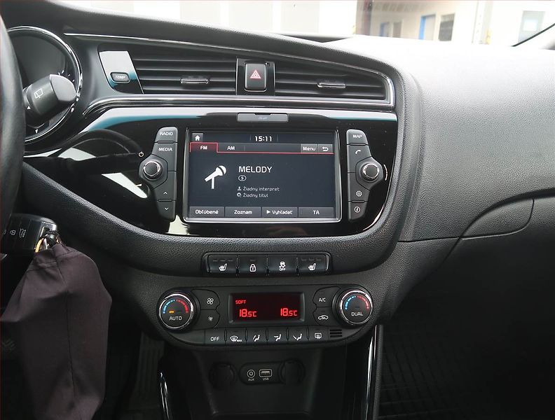 Kia Ceed (2018) Premium 1.6 i, Serv.kniha - fotka 12 z 18