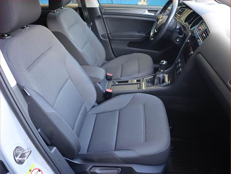 Volkswagen Golf (2018) Comfortline 1.5 TSI - fotka 9 z 21