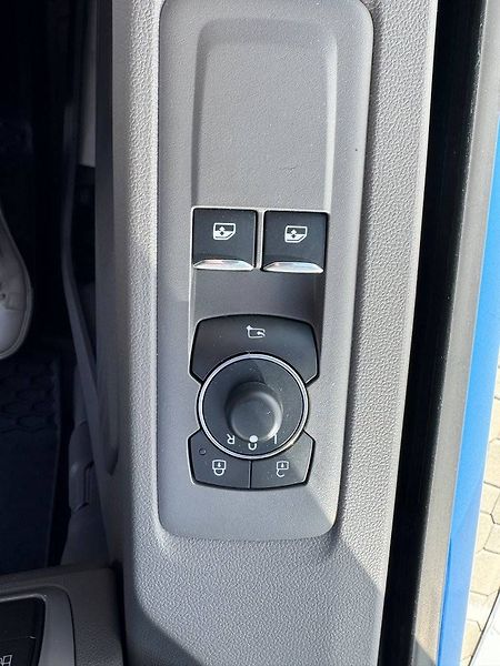 Volkswagen Caravelle (2026) 17kWh Life DR 2,5TSI - fotka 20 z 23