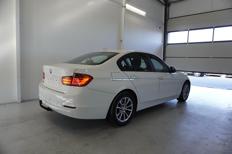 BMW Řada 3 (2014) 318D 2,0 SEDAN - fotka 5 z 32