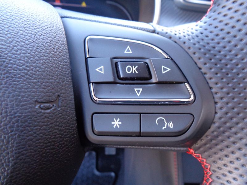 MG ZS 1,0i 111 PS,AT,Excl,MÁLO KM! - fotka 16 z 31