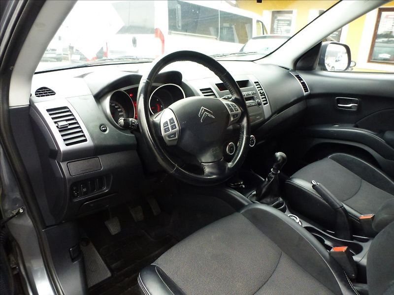 Citroën C-Crosser 2,2 HDi SX 7míst 4x4 - fotka 18 z 53