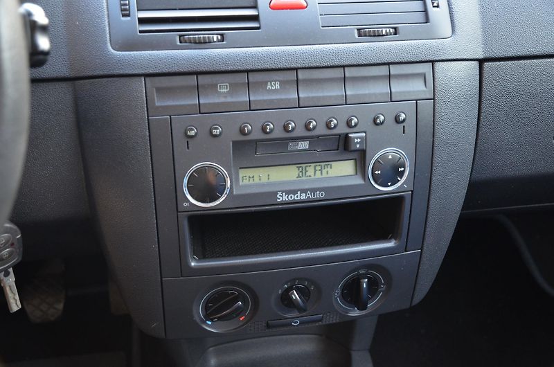 Škoda Fabia (2003) 1.4i 16V 55kW STK 11/2027 - fotka 17 z 18