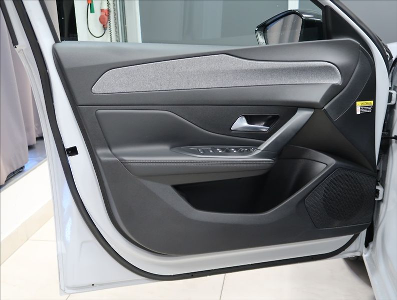 Peugeot 308 1,2 PT AT ALLURE NAVI KAMERA - fotka 10 z 37
