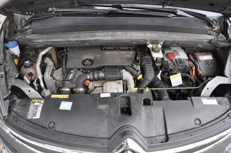 Citroën Grand C4 Picasso 1.6HDi 88kW Exclusive Automat - fotka 11 z 24