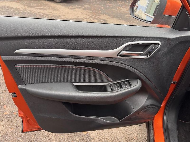 MG ZS (2023) 1,0 TGI (111k) 6AT Exclusive - fotka 33 z 42