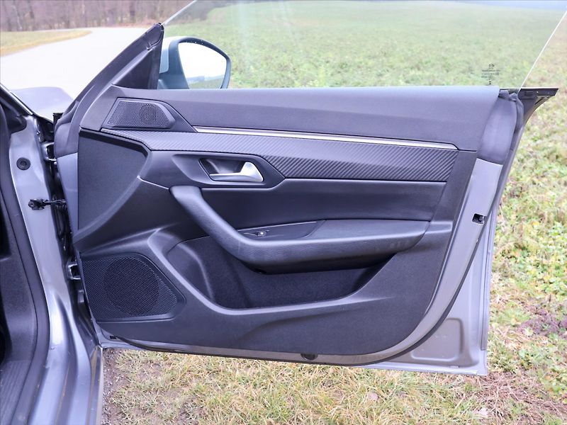 Peugeot 508 1,6 PureTech 133KW GTLINE - fotka 12 z 39