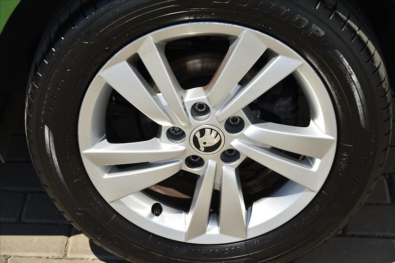Škoda Fabia 1.0 TSI 81kW TAŽNÉ SERVIS. KN. - fotka 9 z 22