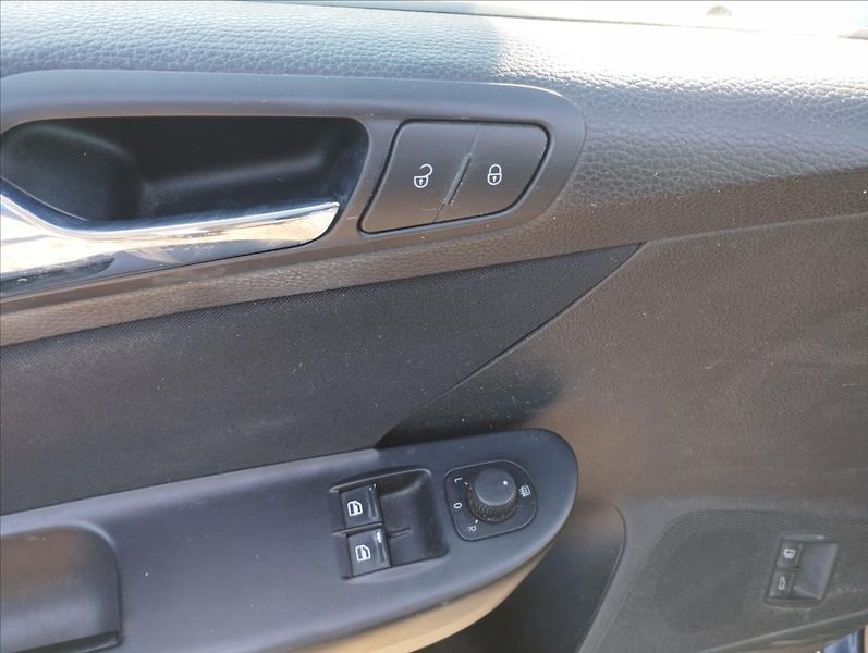 Volkswagen Passat 2,0 TDi 103KW - fotka 14 z 15