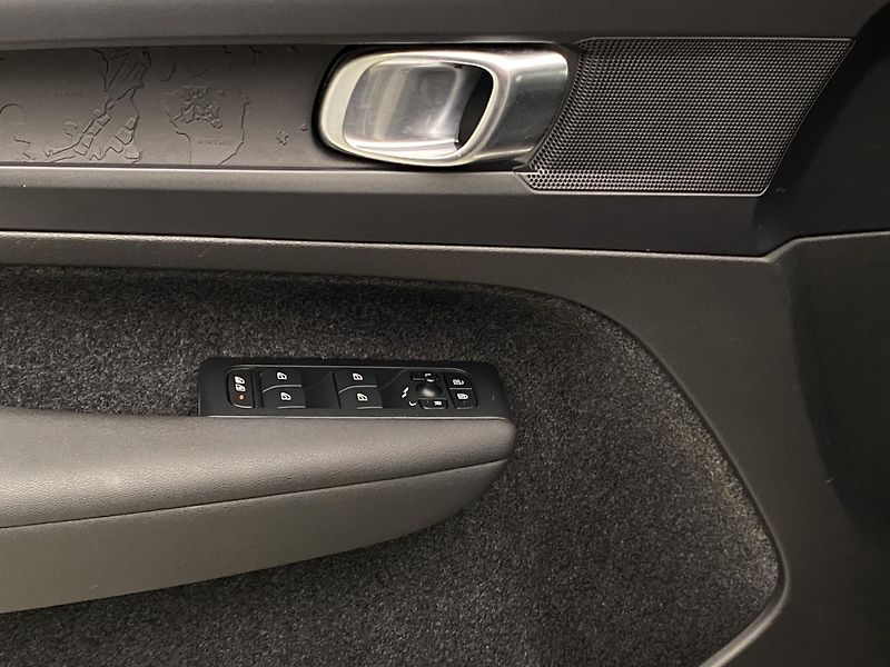 Volvo XC40 PURE ELECTRIC RECHARGE PLUS - fotka 28 z 50