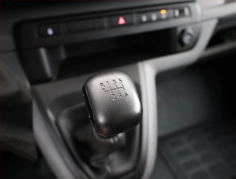 Peugeot Expert (2019) 2.0 BlueHDi, Bus, 8Míst, ČR - fotka 11 z 18