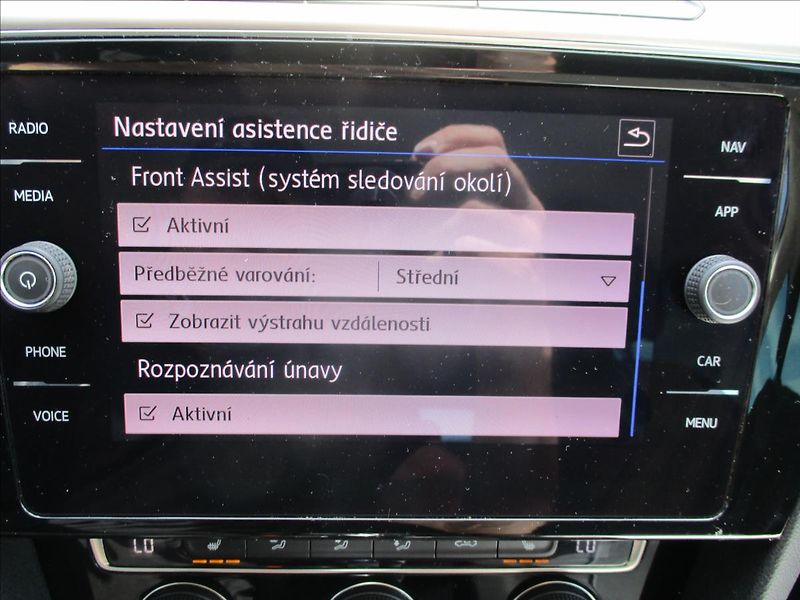 Volkswagen Passat 2,0 TDI 140kW BMT 4MOT DSG Hig - fotka 19 z 42