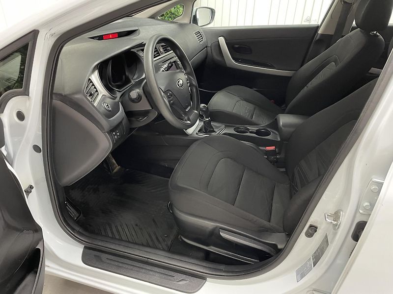 Kia Ceed 1.6 GDi ČR REZERVACE  - fotka 19 z 24