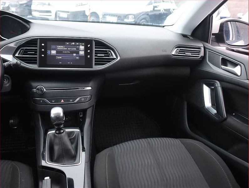 Peugeot 308 (2017) 1.6 BlueHDi, Serv.kniha - fotka 8 z 17