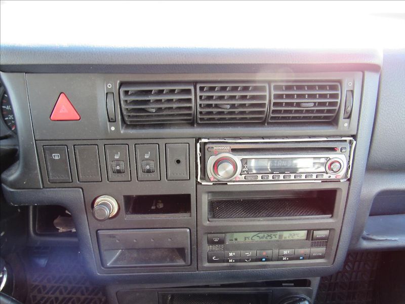 Volkswagen Caravelle 2,5 TDI 75kW - fotka 16 z 28