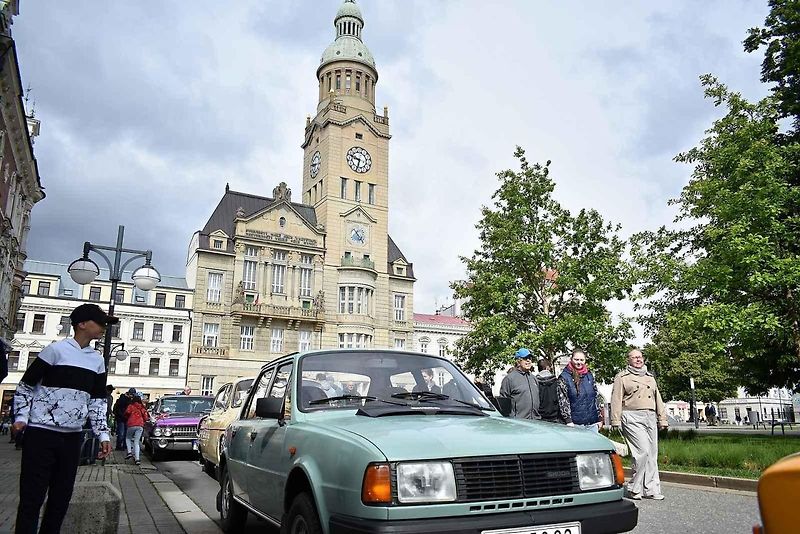 Tradiční sraz autoveteránistů na náměstí T. G. Masaryka v Prostějově. 18. května 2025
