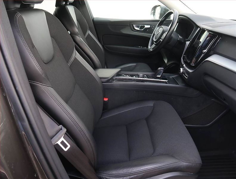 Volvo XC60 (2021) B4 AWD, 4X4,Automat,MHEV,45TKM - fotka 9 z 19