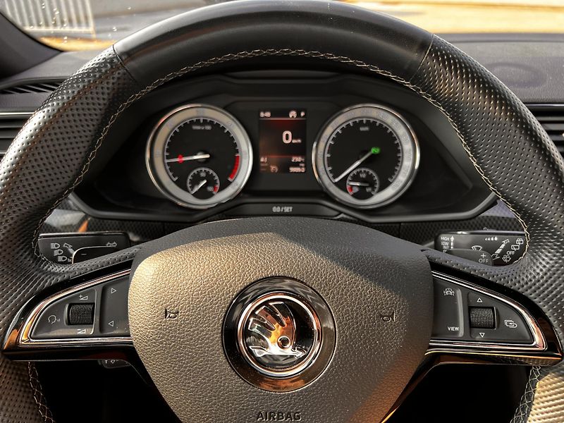 Škoda Superb 2.0 TDi Sportline nez.topeni  - fotka 16 z 23