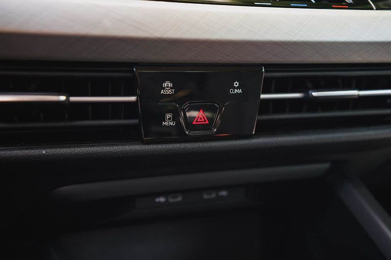 Volkswagen Golf (2023) Life 1.5 TSI, Navi, Tempomat - fotka 24 z 30