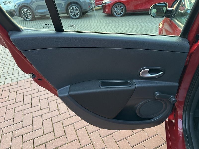 Renault Clio (2009) 1.2i 55kW Klima Výhřev Sedadel - fotka 22 z 46