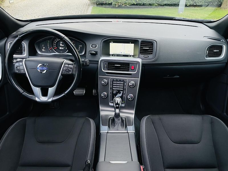Volvo V60 2.0D 5VÁLEC AUT SERVISKA TAŽNÉ - fotka 23 z 44