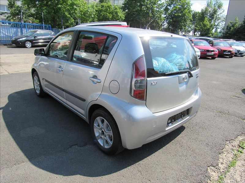 Daihatsu Sirion 1,3 i 64kW - fotka 4 z 29