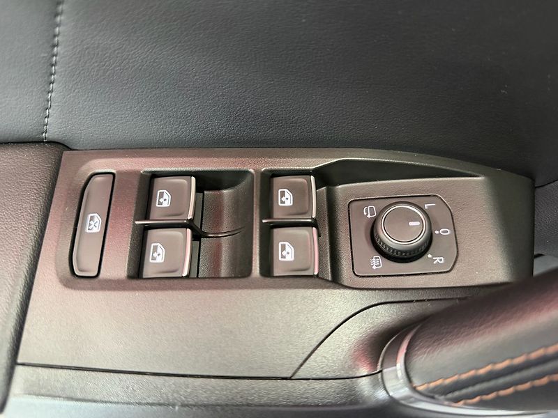 Cupra Leon 2.0 TSI 228KW DSG 4WD, LED, AC - fotka 32 z 37