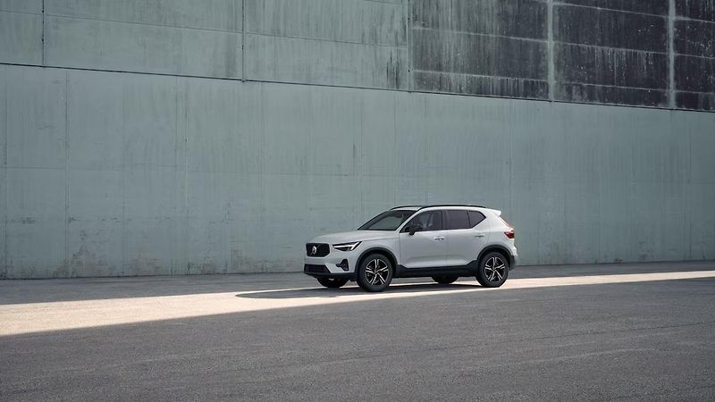 Volvo XC40 (2026) B3 AUT DARK PLUS - fotka 2 z 18